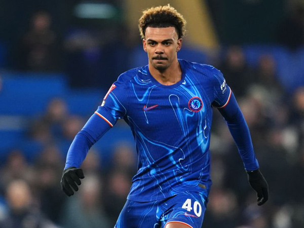 Krisis Pertahanan, Dortmund Kembali Kejar Renato Veiga